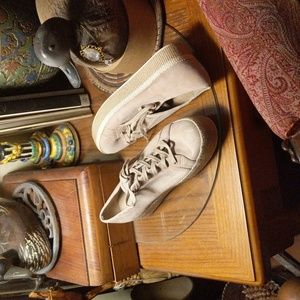 Vince sneakers nude color size 9.5